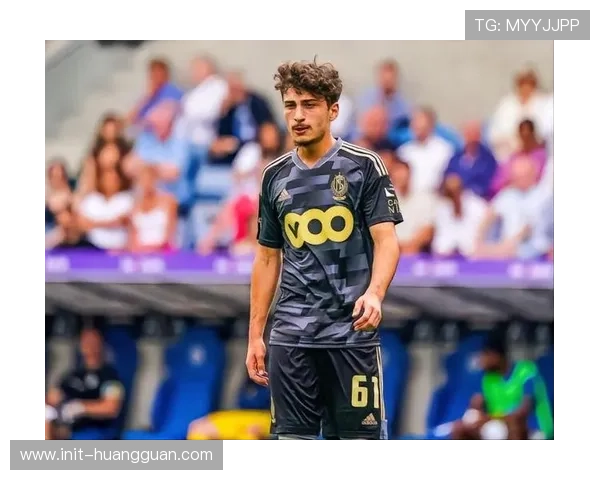 洛里昂19岁前锋克鲁皮进球展现精湛射术，引发讨论。