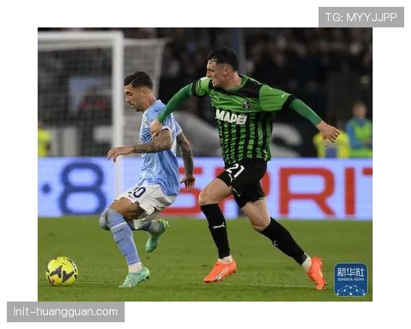 拉齐奥对阵萨索洛，因西涅主罚任意球前草皮被紧急修补